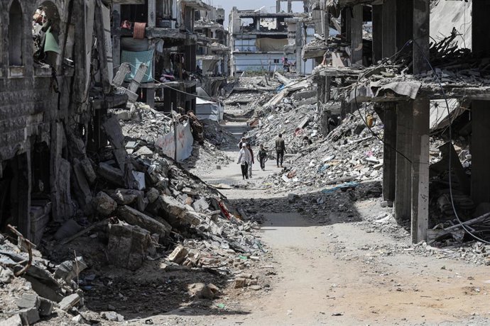 3 de maio de 2025, Jabalia, Faixa de Gaza, Território Palestino: Palestinos desalojados que se refugiam em tendas improvisadas e escolas ou casas fortemente danificadas continuam sua vida em meio à crise humanitária em curso devido ao bloqueio israelense 