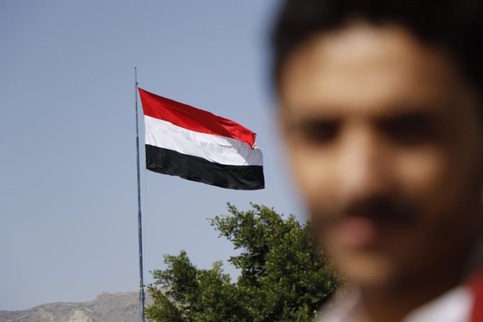 Archivo - (210523) -- SANAA, May 23, 2021 (Xinhua) -- A Yemeni flag is seen in Sanaa, capital of Yemen on May 22, 2021. Saturday marks Yemen's National Unity Day, a holiday commemorating the unification of North Yemen and South Yemen, which took place on 