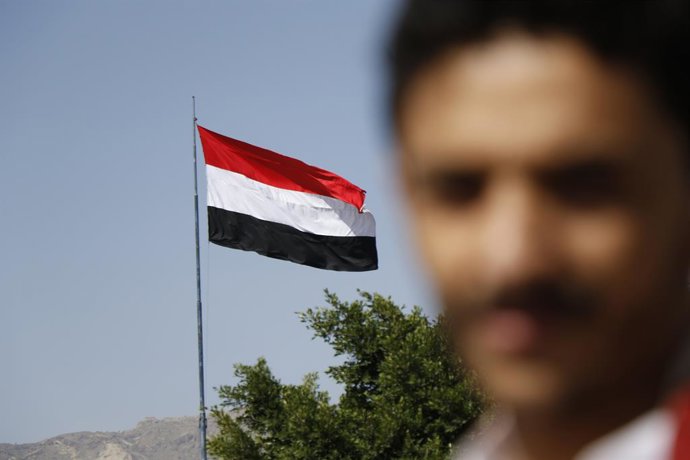 Archivo - (210523) -- SANAA, 23 de maio de 2021 (Xinhua) -- Uma bandeira do Iêmen é vista em Sanaa, capital do Iêmen, em 22 de maio de 2021. O sábado marca o Dia da Unidade Nacional do Iêmen, um feriado que comemora a unificação do Iêmen do Norte e do Iêm