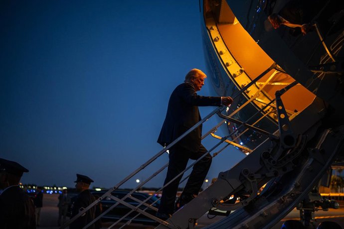 12 de abril de 2025, Miami, Flórida, EUA: O presidente Donald Trump embarca no Air Force One para o UFC 314 no Kaseya Center em Miami, Flórida, no sábado, 12 de abril de 2025.