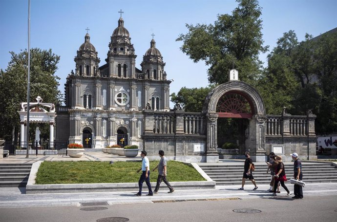 Archivo - September 2, 2021, Beijing, Hebei, China: Passersby walk along the sidewalk  in front of Catholic St. Joseph's Church commonly known as Wangfujing Church  in Beijing, China on 02/09/2021 by Wiktor Dabkowski