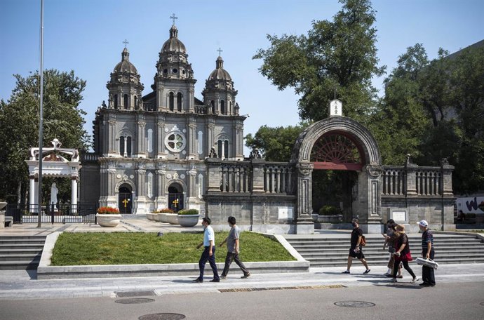 Archivo - Arquivo - 2 de setembro de 2021, Pequim, Hebei, China: Transeuntes caminham pela calçada em frente à Igreja Católica de São José, comumente conhecida como Igreja Wangfujing, em Pequim, China, em 02/09/2021 por Wiktor Dabkowski