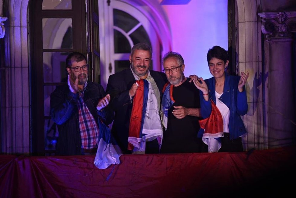Mario Bergara (2 por la izquierda) celebra su victoria electoral en la intendencia de Montevideo.