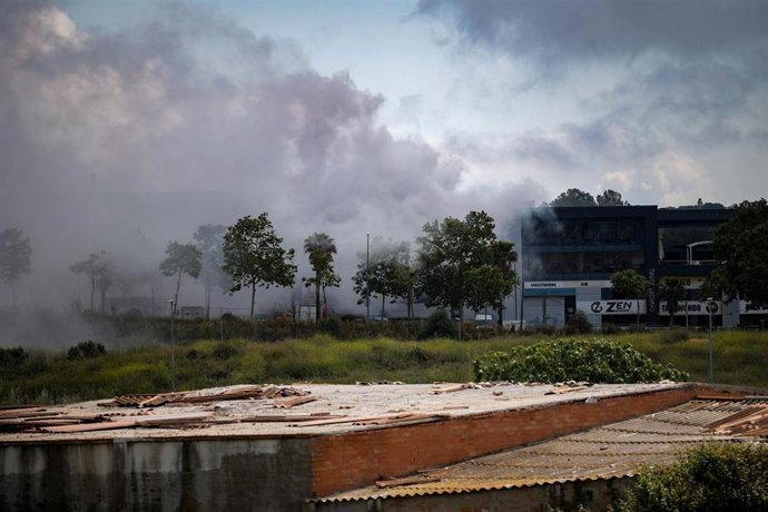La nube tóxica provocada por el incendio, a 10 de mayo de 2025, en Vilanova i la Geltrú, Barcelona, Catalunya (España). 