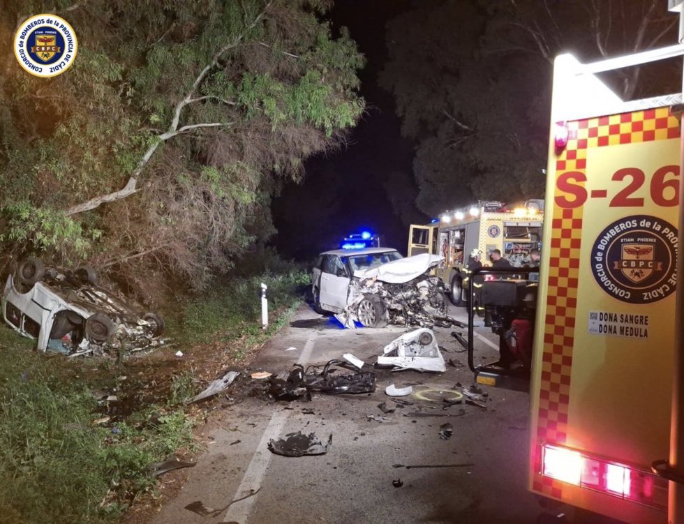Bomberos intervienen en un accidente de tráfico con dos muertos y tres heridos en Castellar de la Frontera (Cádiz)