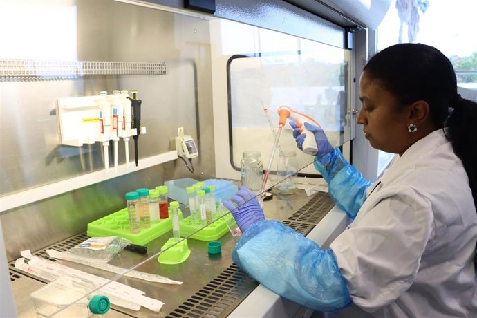 La investigadora Lakshmi Jeevithan en uno de los laboratorios de la Universidad Católica de Murcia