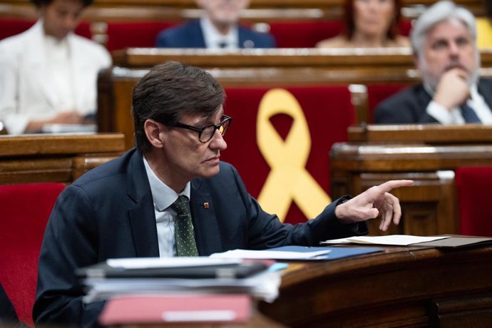Archivo - El president de la Generalitat, Salvador Illa, durante una sesión de control al Govern, en el Parlament, a 26 de marzo de 2025, en Barcelona, Catalunya (España).