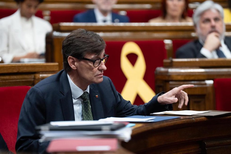 Archivo - El president de la Generalitat, Salvador Illa, durante una sesión de control al Govern, en el Parlament, a 26 de marzo de 2025, en Barcelona, Catalunya (España).