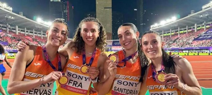 El equipo de atletas españolas que ha obtenido la medalla de oro en el Mundial de Atletismo celebrado en China.