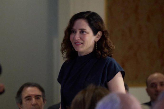 La presidenta de la Comunidad de Madrid, Isabel Díaz Ayuso, llega a un desayuno informativo sobre la futura Ley de enseñanzas Superiores, Universidades y Ciencia (LESUC), en el Four Seasons Hotel Madrid, a 12 de mayo de 2025, en Madrid (España). El desayu