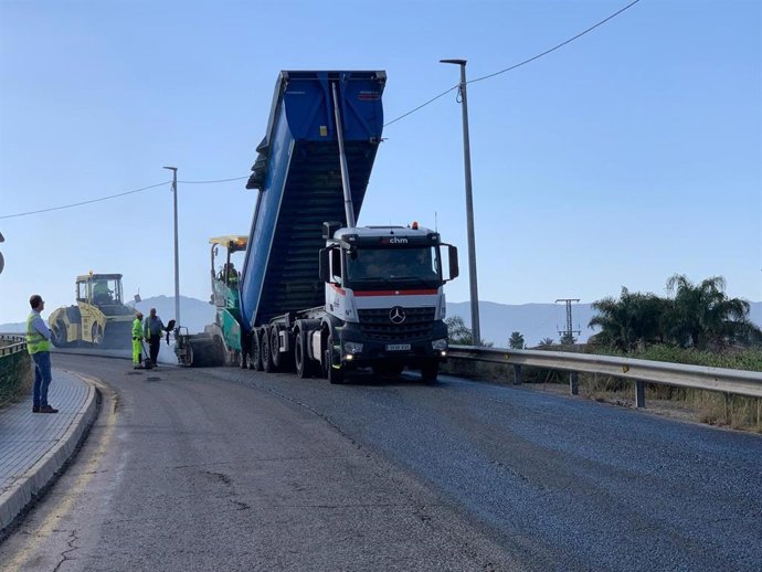 Obras en el firme de la calle Los Torres de La Arboleja