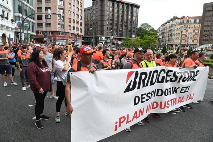 Varios trabajadores de Bridgestone, durante la manifestación del Día del Trabajador, a 1 de mayo de 2025, en Bilbao, Vizcaya, País Vasco (España).