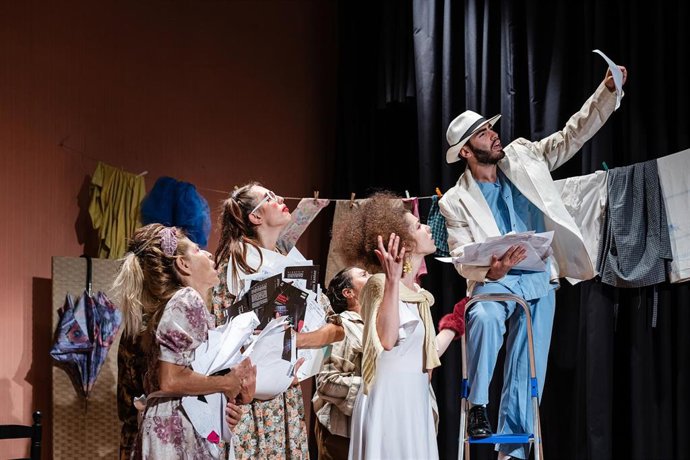 Archivo - Componentes de la compañía teatral Homero en una de sus obras sobre el escenario.