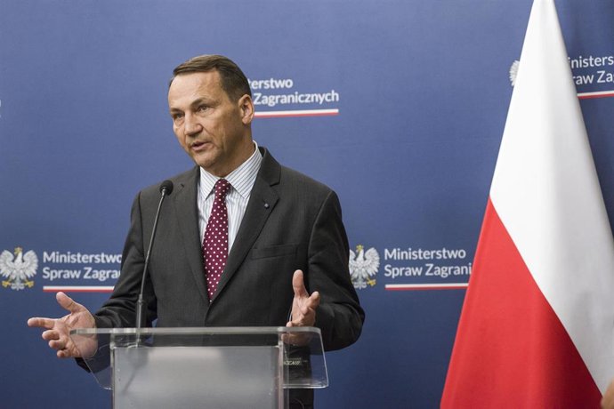 Archivo - El ministro de Exteriores de Polonia, Radoslaw Sikorski, durante una rueda de prensa en la capital, Varsovia (archivo)