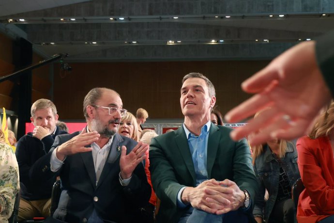 Archivo - El presidente del Gobierno y secretario general del PSOE, Pedro Sánchez (d) y el secretario general del PSOE de Aragón y candidato a la Presidencia del Gobierno autonómico, Javier Lambán (i), participan en un acto de campaña, en la Sala Multiuso