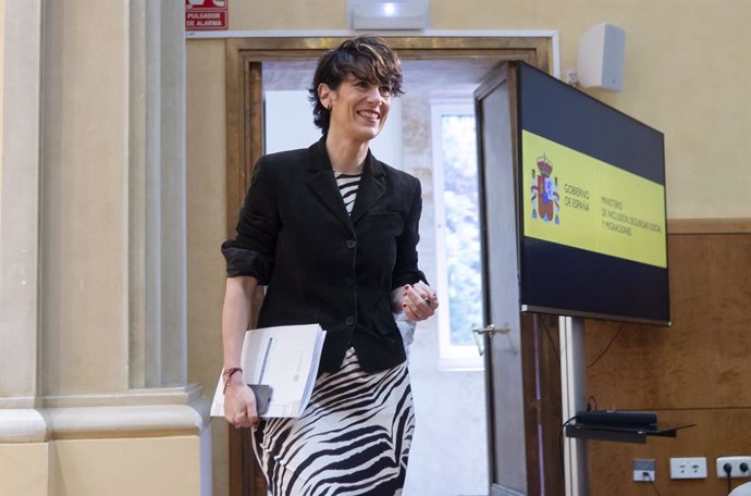 La ministra de Inclusión, Seguridad Social y Migraciones, Elma Saiz (d), llega a un acto institucional por el Día de Europa, organizado por el Ministerio de Inclusión, Seguridad Social y Migraciones, en la sede ministerial, a 9 de mayo de 2025, en Madrid 