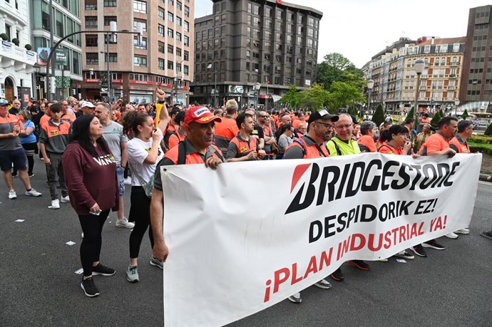 Varios trabajadores de Bridgestone, durante la manifestación del Día del Trabajador, a 1 de mayo de 2025, en Bilbao, Vizcaya, País Vasco (España).