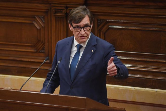El presidente de la Generalitat de Catalunya, Salvador Illa, interviene durante el pleno del Parlament, a 6 de mayo de 2025, en Barcelona, Catalunya (España).