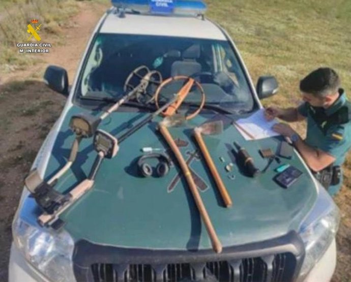 La Guardia Civil interviene detectores de metales y otros utensilios.