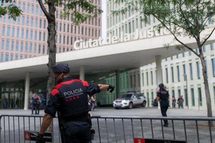 Archivo - Un agente de Mossos d'Esquadra ante la Ciutat de la Justícia de Barcelona en una imagen de archivo
