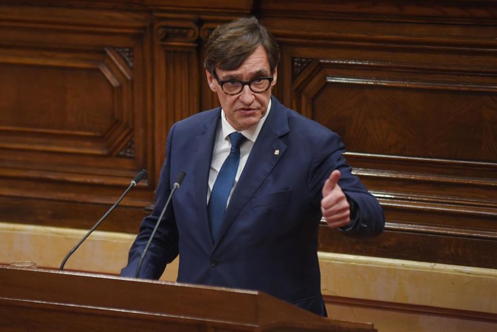 El presidente de la Generalitat de Catalunya, Salvador Illa, interviene durante el pleno del Parlament, a 6 de mayo de 2025, en Barcelona, Catalunya (España).