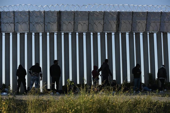 Archivo - Arquivo - 07 de abril de 2023, México, Tijuana: Migrantes de várias nacionalidades presos em um limbo após cruzarem ilegalmente a fronteira entre Tijuana e San Diego por três dias seguidos, enquanto buscam asilo nos Estados Unidos. Foto: Carlos 