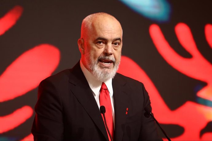 Archivo - El primer ministro de Albania, Edi Rama, durante un acto de campaña con migrantes albaneses en la ciudad de Salónica, Grecia (archivo)