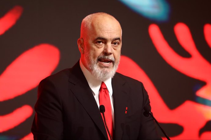 Archivo - El primer ministro de Albania, Edi Rama, durante un acto de campaña con migrantes albaneses en la ciudad de Salónica, Grecia (archivo)