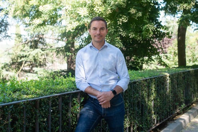 Archivo - El secretario general del PSOE-M, Juan Lobato, posa tras una entrevista para Europa Press, en las inmediaciones del PSOE de Madrid, a 12 de julio de 2024, en Madrid (España).