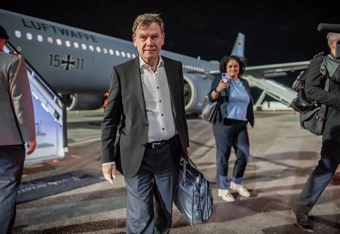 12 May 2025, United Kingdom, London: Johann Wadephul, Foreign Minister of Germany, arrives at Stansted Airport. Wadephul wants to meet with the foreign ministers of France and Poland in the UK in the Weimar Plus format. Photo: Michael Kappeler/dpa