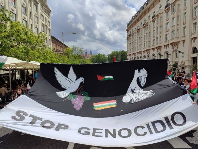 Pancarta que pide parar el 'genocidio' en Gaza