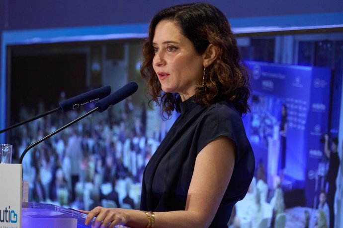 A Presidente da Comunidade de Madri, Isabel Díaz Ayuso, fala em um café da manhã informativo sobre a futura Lei de Educação Superior, Universidades e Ciência (LESUC), no Four Seasons Hotel Madrid, em 12 de maio de 2025, em Madri (Espanha). Os