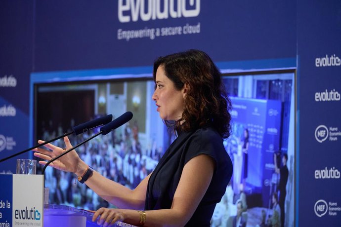A Presidente da Comunidade de Madri, Isabel Díaz Ayuso, fala em um café da manhã informativo sobre a futura Lei de Educação Superior, Universidades e Ciência (LESUC), no Four Seasons Hotel Madrid, em 12 de maio de 2025, em Madri (Espanha). Os