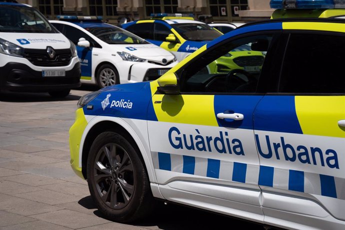 Archivo - Imatge d'arxiu de diversos vehicles de la Guàrdia Urbana