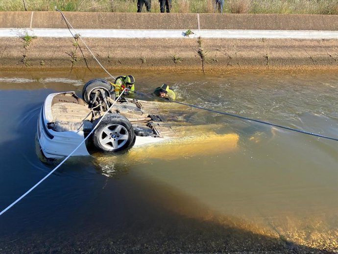 Bomberos rescatando el coche hundido en un canal de Cartaya (Huelva).