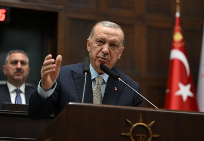 Archivo - Arquivo - 26 de março de 2025, Ancara, Turquia: O presidente turco RECEP TAYYIP ERDOGAN discursa na reunião do grupo parlamentar do Partido da Justiça e do Desenvolvimento (AKP) em Ancara, Turquia.