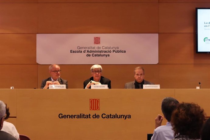 El director de Asuntos Religiosos de la Generalitat, Ramon Bassas; el presidente del Consell de Treball, Econòmic i Social de Catalunya (Ctesc), Ciriaco Hidalgo, y el director de l'Escola d'Administració Pública de Catalunya (EAPC), Jaume Magret