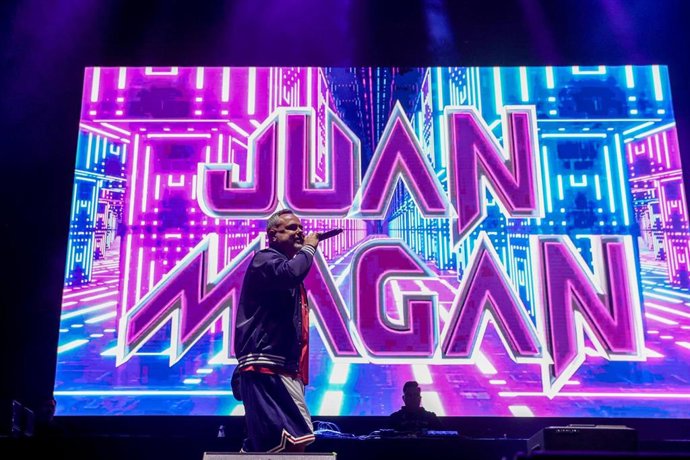 Archivo - El cantante Juan Magán actúa en el concierto ‘Locos por la Música’, en el Estadio Santiago Bernabéu, a 26 de abril de 2024, en Madrid.