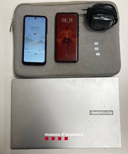 Dos móviles y un ordenador portátil que el presunto autor robó en una de las dos viviendas