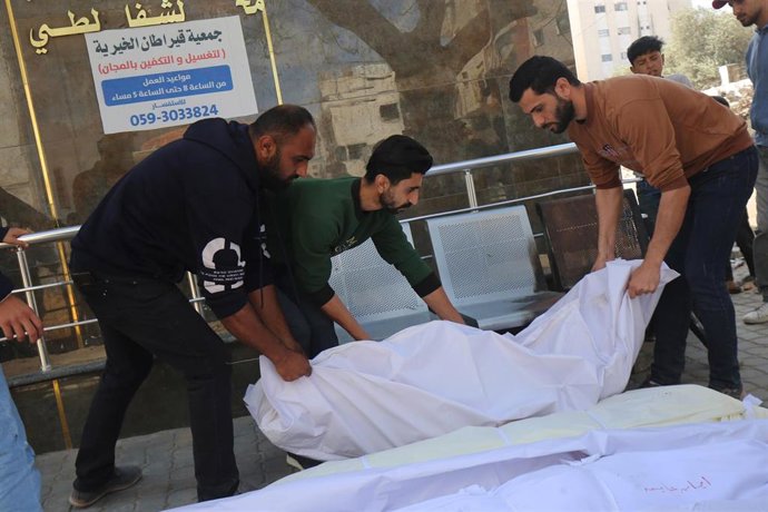 Palestinos trasladan el cadáver de un muerto por un ataque ejecutado por el Ejército de Israel contra la ciudad de Gaza, en el norte de la Franja de Gaza (archivo)