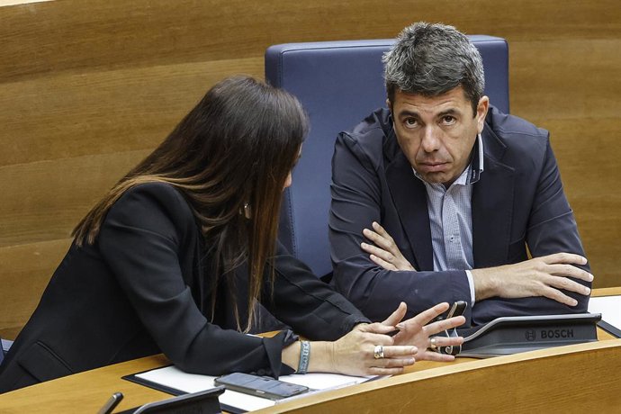 La consellera d'Hisenda i Economia, Ruth Merino i el president de la Generalitat valenciana, Carlos Mazón, durant una sessió plenària a Les Corts