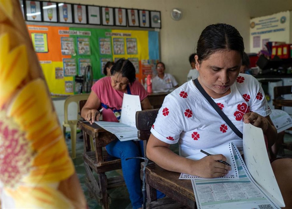 Varios electores acuden a votar en Filipinas. 