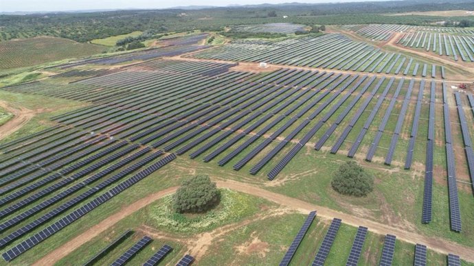 Archivo - Zelestra firma un 'vPPA' a 10 años con Avery Dennison para una planta solar de 44 MW en Sevilla