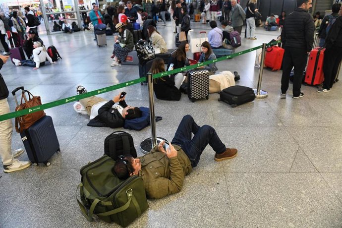 Varias personas esperan en la estación de Atocha-Almudena Grandes, a 5 de mayo de 2025, en Madrid 