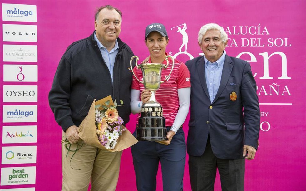 Archivo - Carlota Ciganda junto a Carlos Arturo Bernal Bergua  y Gonzaga Escauriaza tras ganar el Open de España de 2024