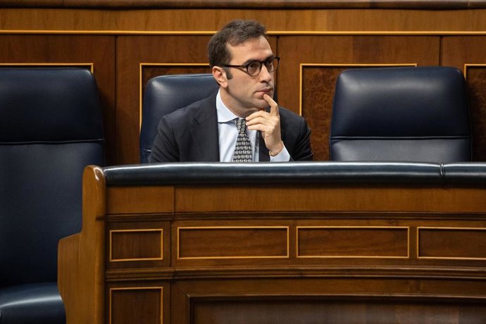 El ministro de Economía, Carlos Cuerpo, durante una sesión plenaria, en el Congreso de los Diputados, a 8 de mayo de 2025, en Madrid (España). El Congreso debate y vota hoy la convalidación o derogación del Real Decreto ley 4/2025, de medidas urgentes de 