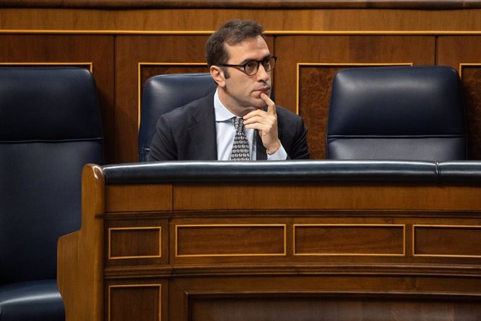 El ministro de Economía, Carlos Cuerpo, durante una sesión plenaria, en el Congreso de los Diputados, a 8 de mayo de 2025, en Madrid (España). El Congreso debate y vota hoy la convalidación o derogación del Real Decreto ley 4/2025, de medidas urgentes de 