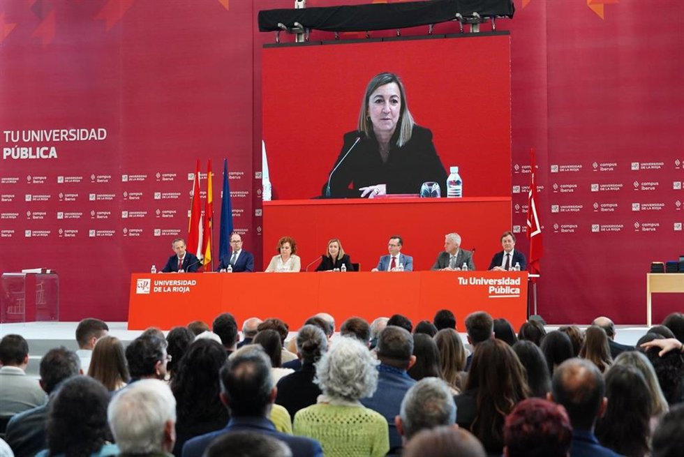 La rectora de la UR en el acto del 33 aniversario de la universidad riojana