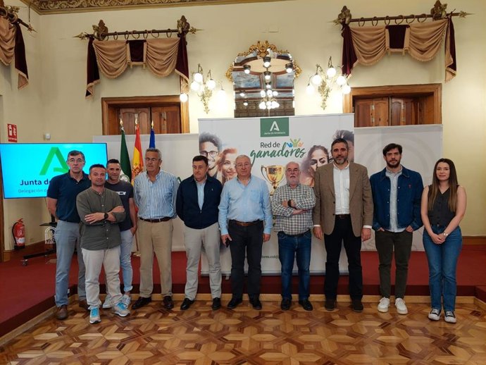 El delegado de Turismo, Cultura y Deporte de la Junta en Almería, Juan José Alonso, junto a representantes de las empresas y entidades deportivas beneficiarias de las ayudas.