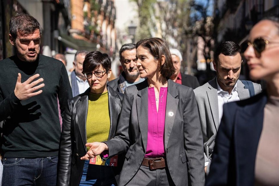 Archivo - La portavoz del PSOE en el Ayuntamiento de Madrid, Reyes Maroto (d) y la Ministra de Vivienda y Agenda Urbana, Isabel Rodriguez (2d),, a 7 de abril de 2025, en Madrid (España). 